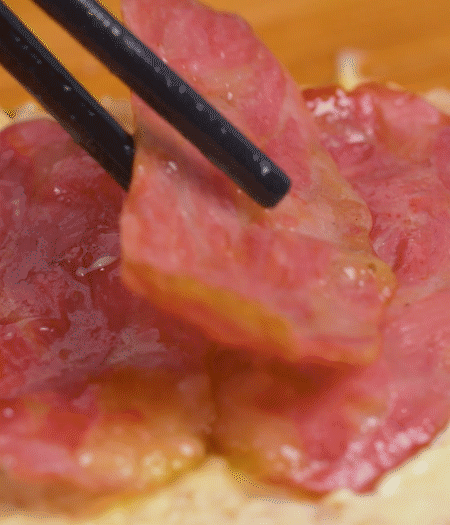 放上火腿、芝士片、生菜，再放一片土司。