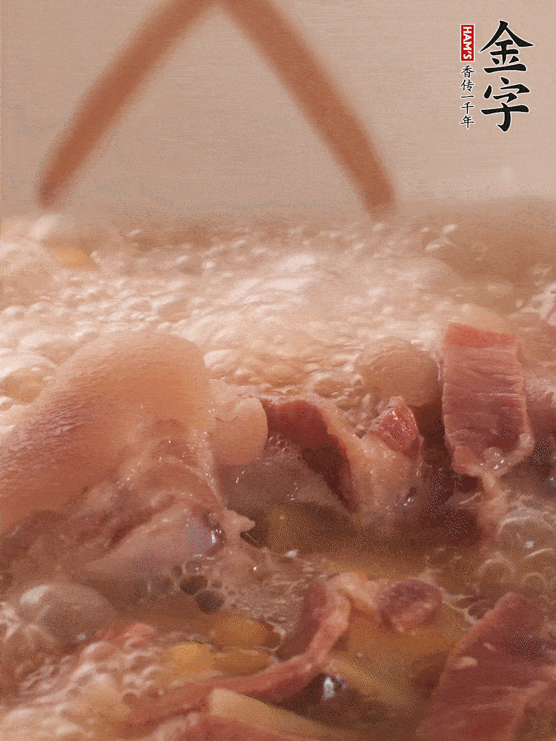 大火將水煮開后，蓋上鍋蓋，轉(zhuǎn)小火慢燉1個半小時。