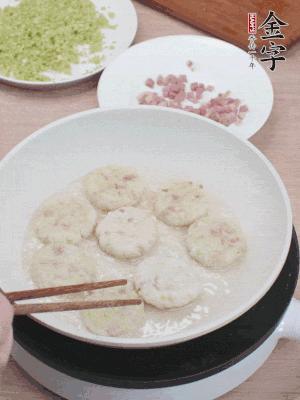 鍋中涼油，慢煎至兩面有脆殼。（油可以多一點）