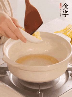 鍋里留少量底油煸香火腿和姜末。